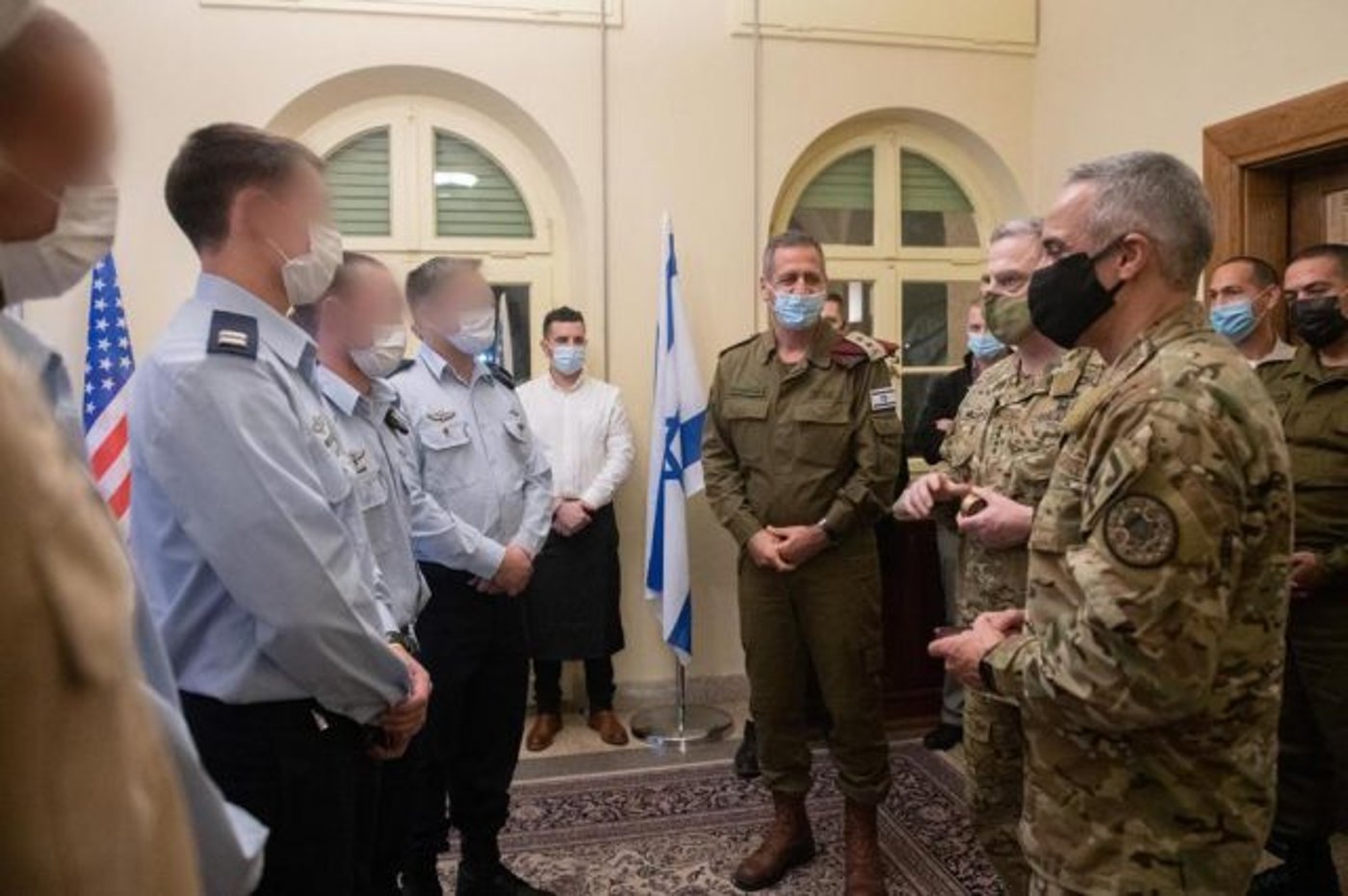 עם לוחמי 669 שהצילו צוות אמריקני בסיני (דו"צ)
