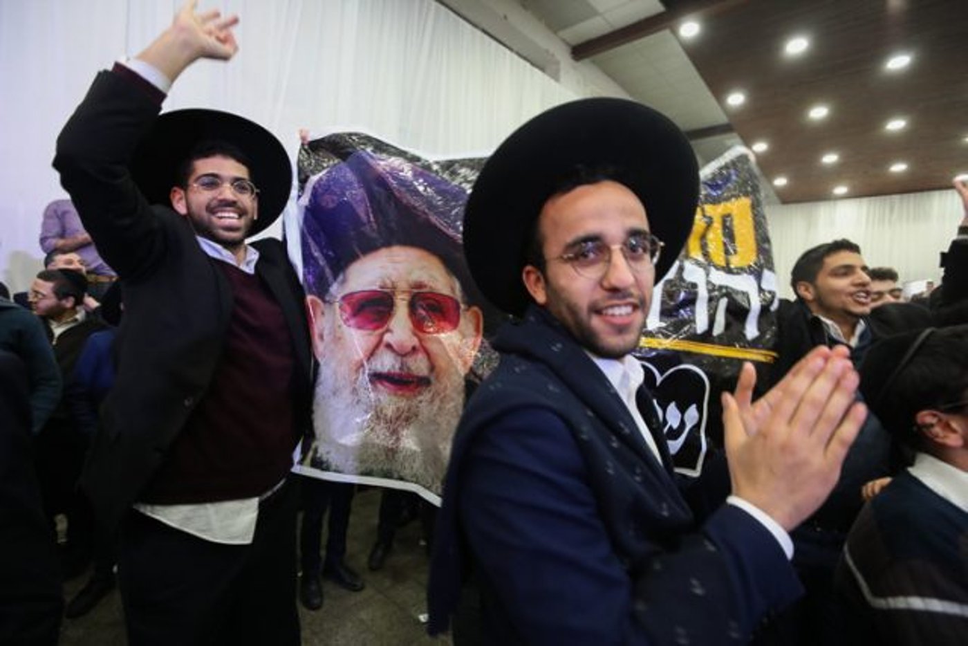 פעילים של ש"ס עם תמונת הגר"ע עובדיה יוסף זצ"ל (למצולמים אין קשר לנאמר בכתבה,
