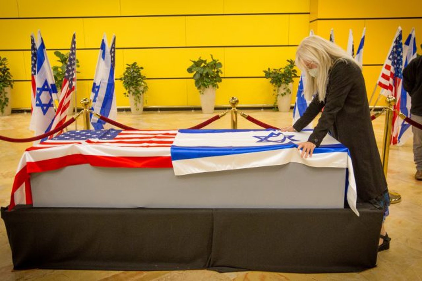 מרים אדלסון, ליד ארון בעלה