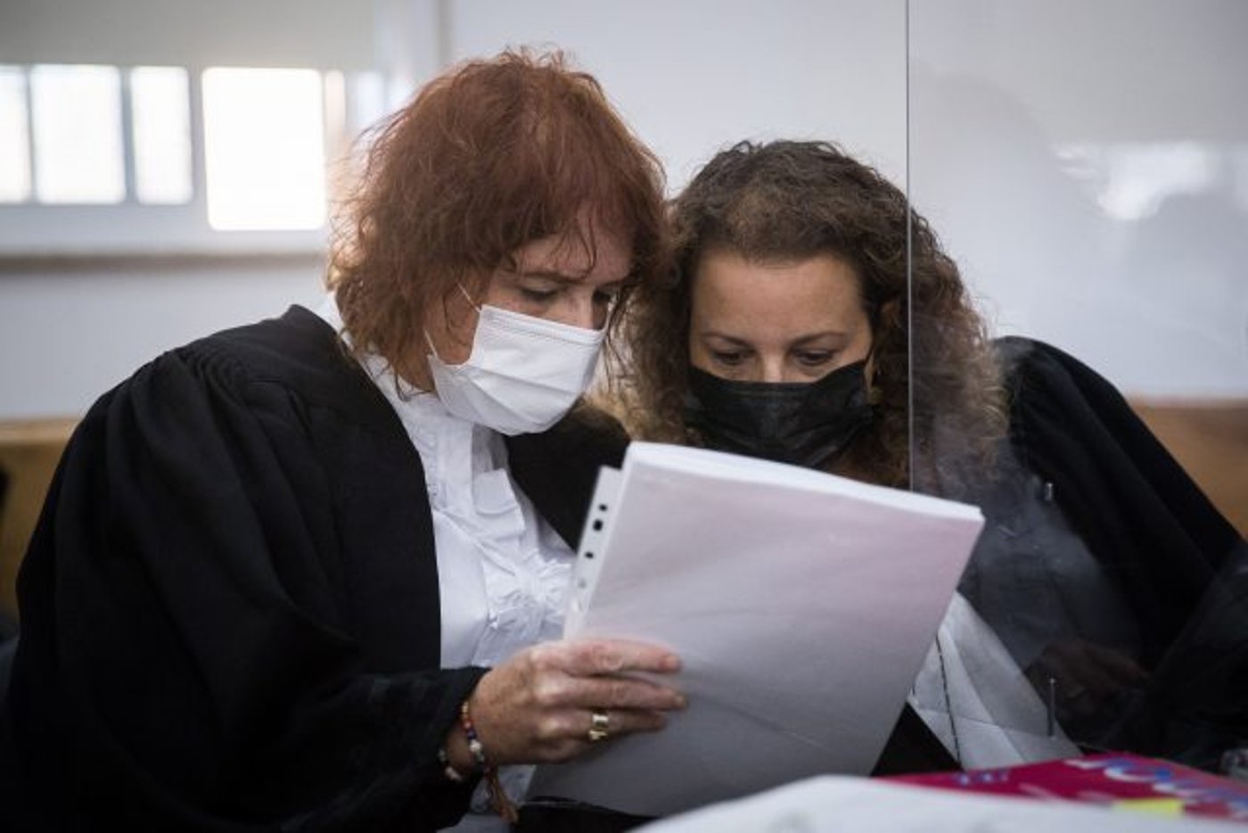 משמאל לימין: התובעת במשפט נתניהו, ליאת בן ארי, והממונה על תיק 4000, יהודית תירוש (יונתן זינדל/פלאש 90)