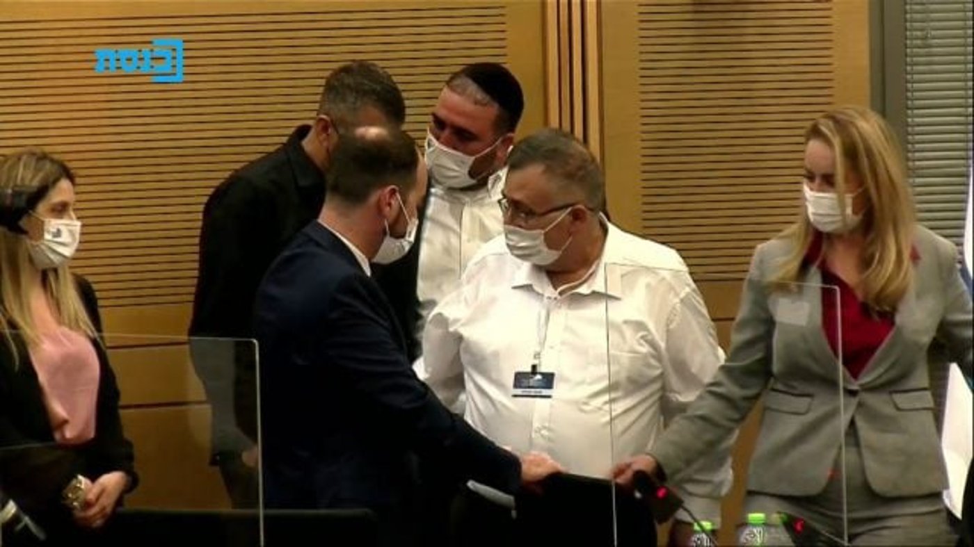 ביטן מגיע להגשת הרשימה (צילום מסך: ערוץ הכנסת)