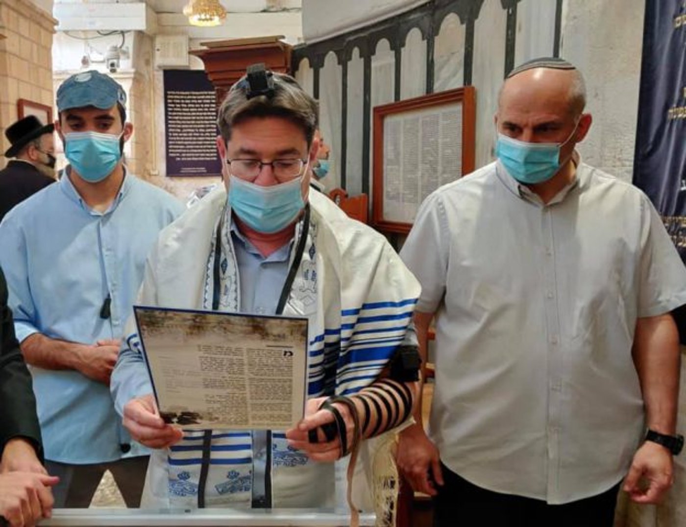 השר אקוניס מתפלל במערת המכפלה