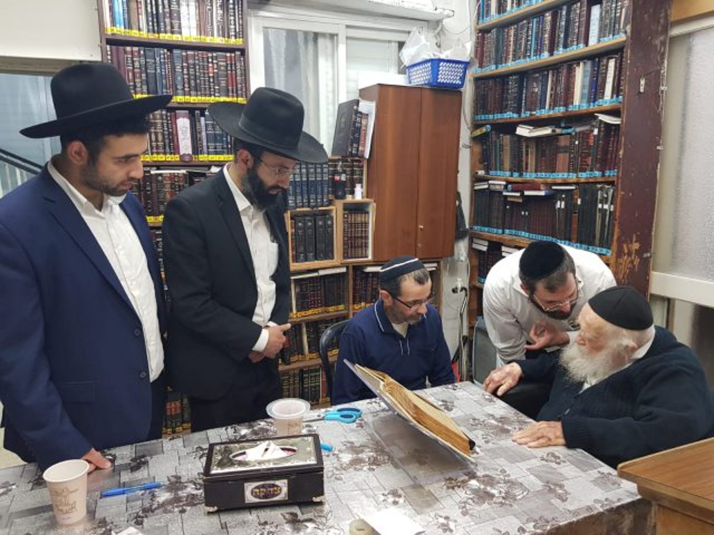 אביה של הנרצחת מבנימין התברך אצל הרב קנייבסקי