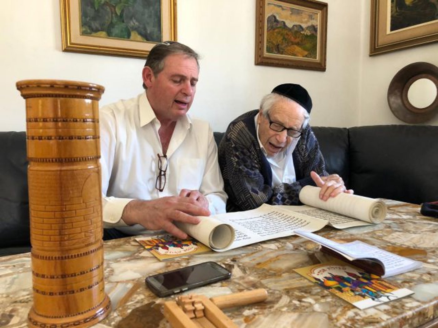 קורא מגילת אסתר (באדיבות: משפחת אנסבכר)