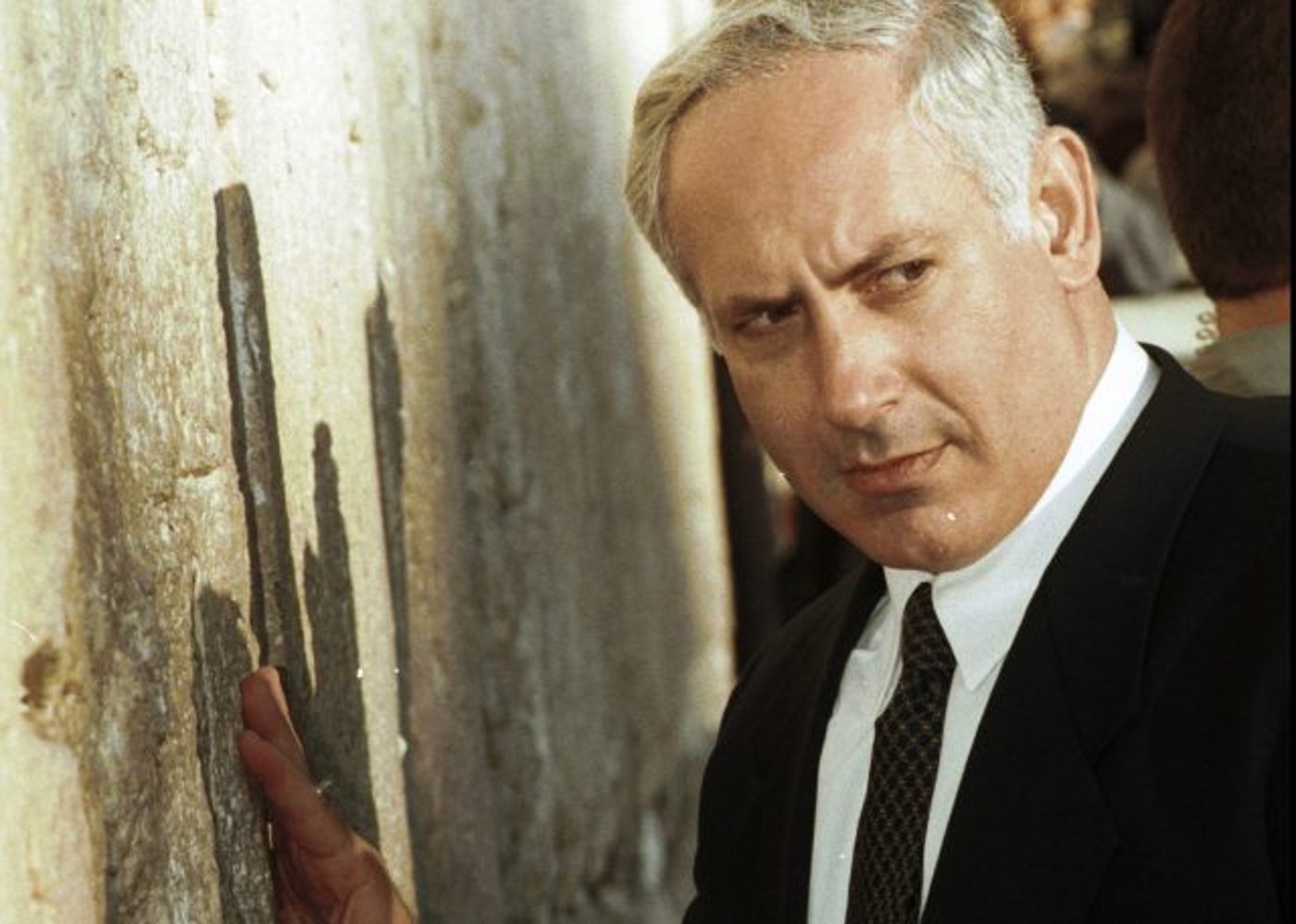 "'רק לא ביבי קיים משנת 1996". נתניהו בכותל, בשנת 96' בה נבחר לראשונה לראשות הממשלה (פלאש 90)