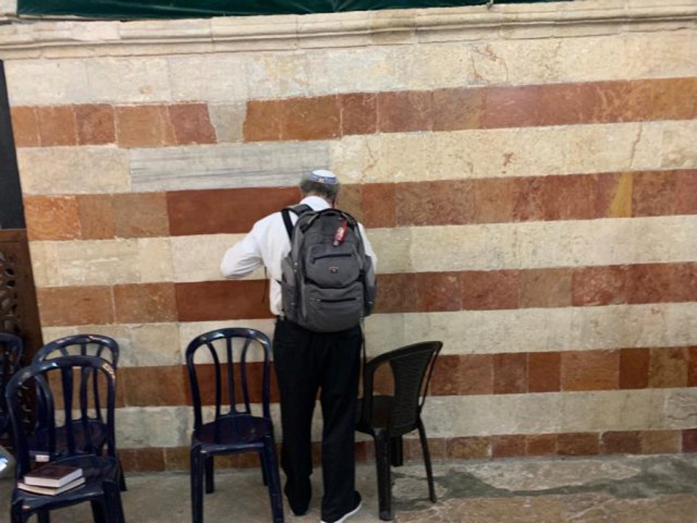 פולארד מתפלל.