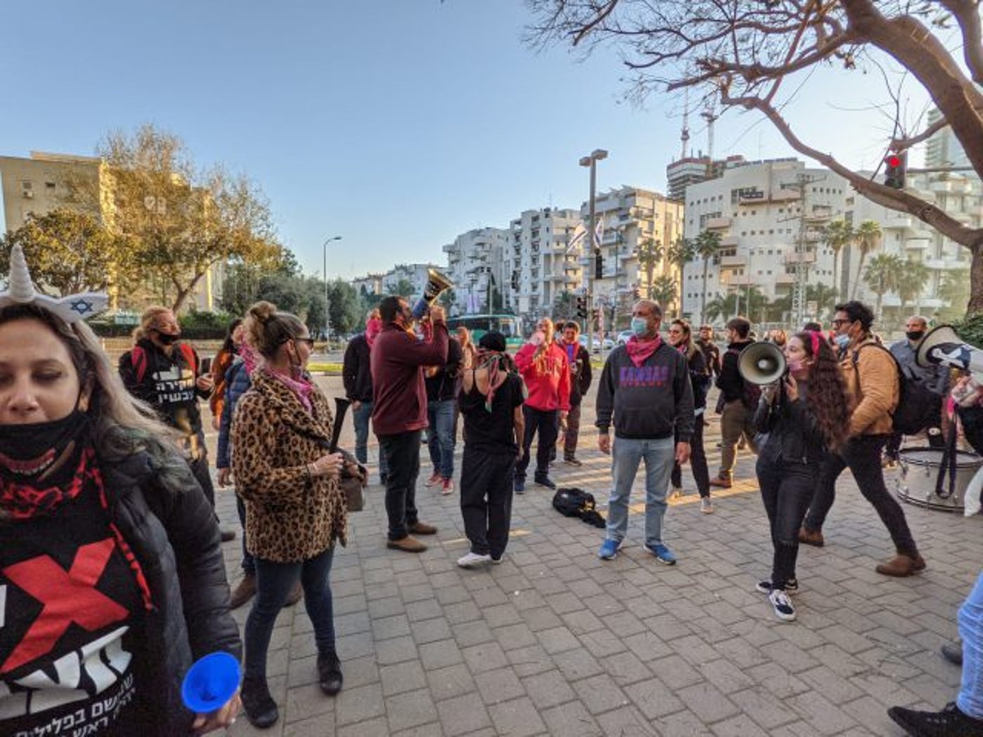 בצל המגעים הפוליטיים: הפגנה מחוץ לביתו של סער