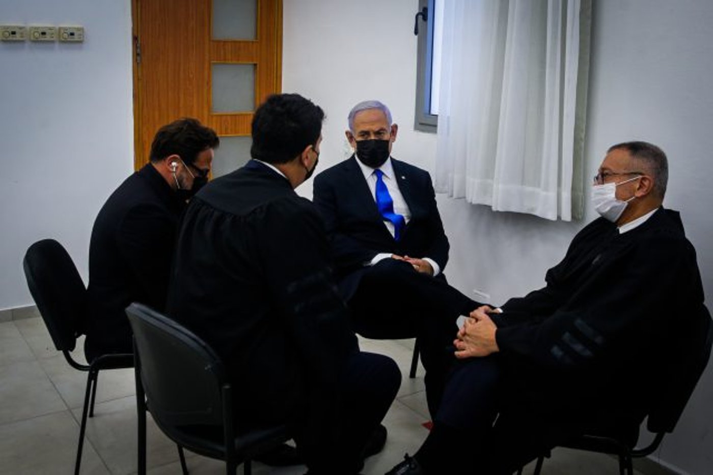 נתניהו עם פרקליטיו בבית המשפט (אורן בן חקון)
