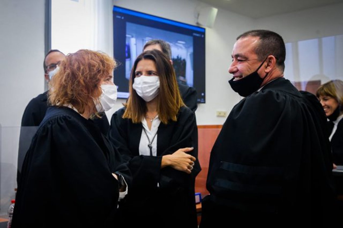 סנגורו של שאול אלוביץ', עו"ד ז'ק חן, והתובעת הראשית במשפט, עו"ד ליאת בן ארי (אורן בן חקון)