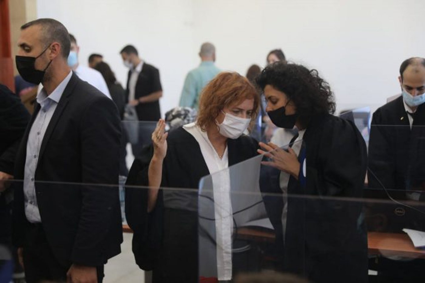 עו"ד ניצן וולקן, חברת צוות תיק 4000, בהתייעצות לפני הדיון היום עם התובעת הראשית במשפט נתניהו, ליאת בן ארי