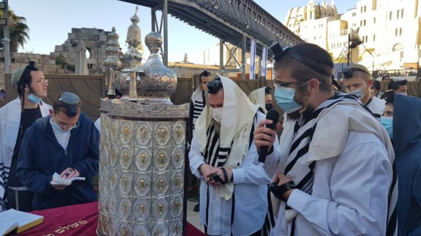 צפו: הח"כ הרפורמי הבריח ספר תורה לכותל