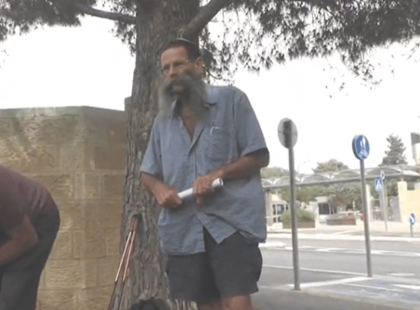יונה כץ והשפם (צילומסך יוטיוב)