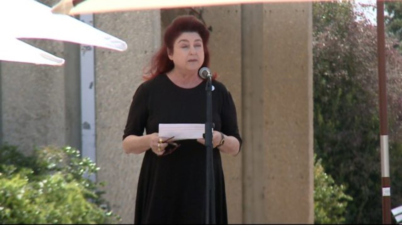 לאה פרץ סופדת לאלבר אלבזצילום באדיבות המשפחה