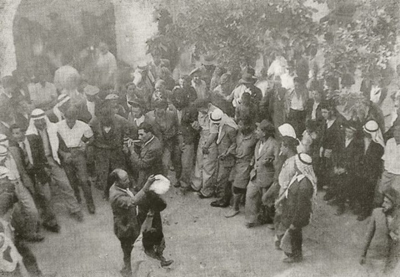 יהודים וערבים רוקדים יחד במירון (1920 בערך)