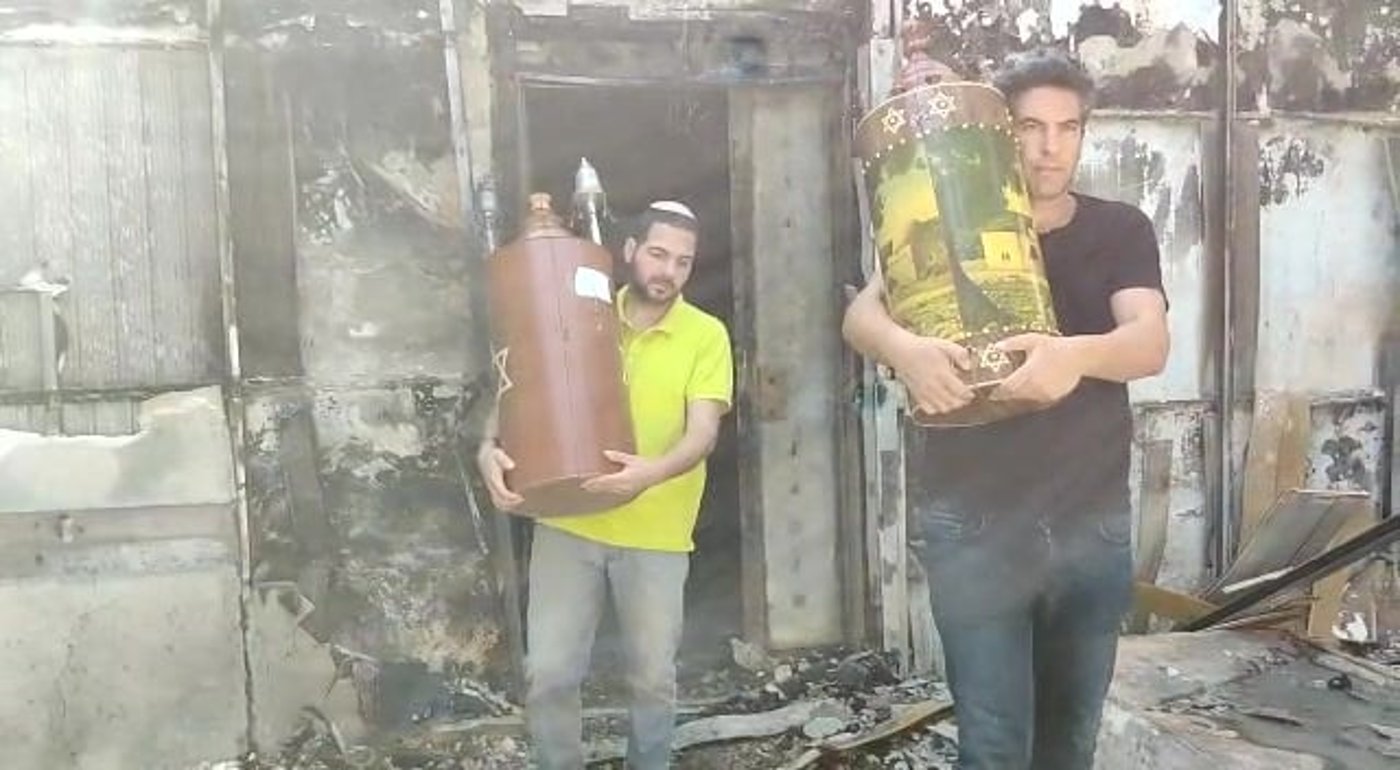 ספר תורה מוצא מבי"כ שרוף בלוד, שבוע שעבר
