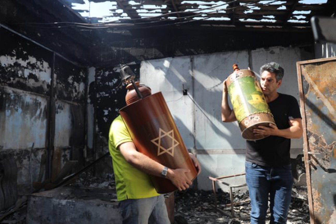 חילוץ ספרי תורה מבתי כנסת שעלו באש במהלך הפוגרום הערבי בלוד