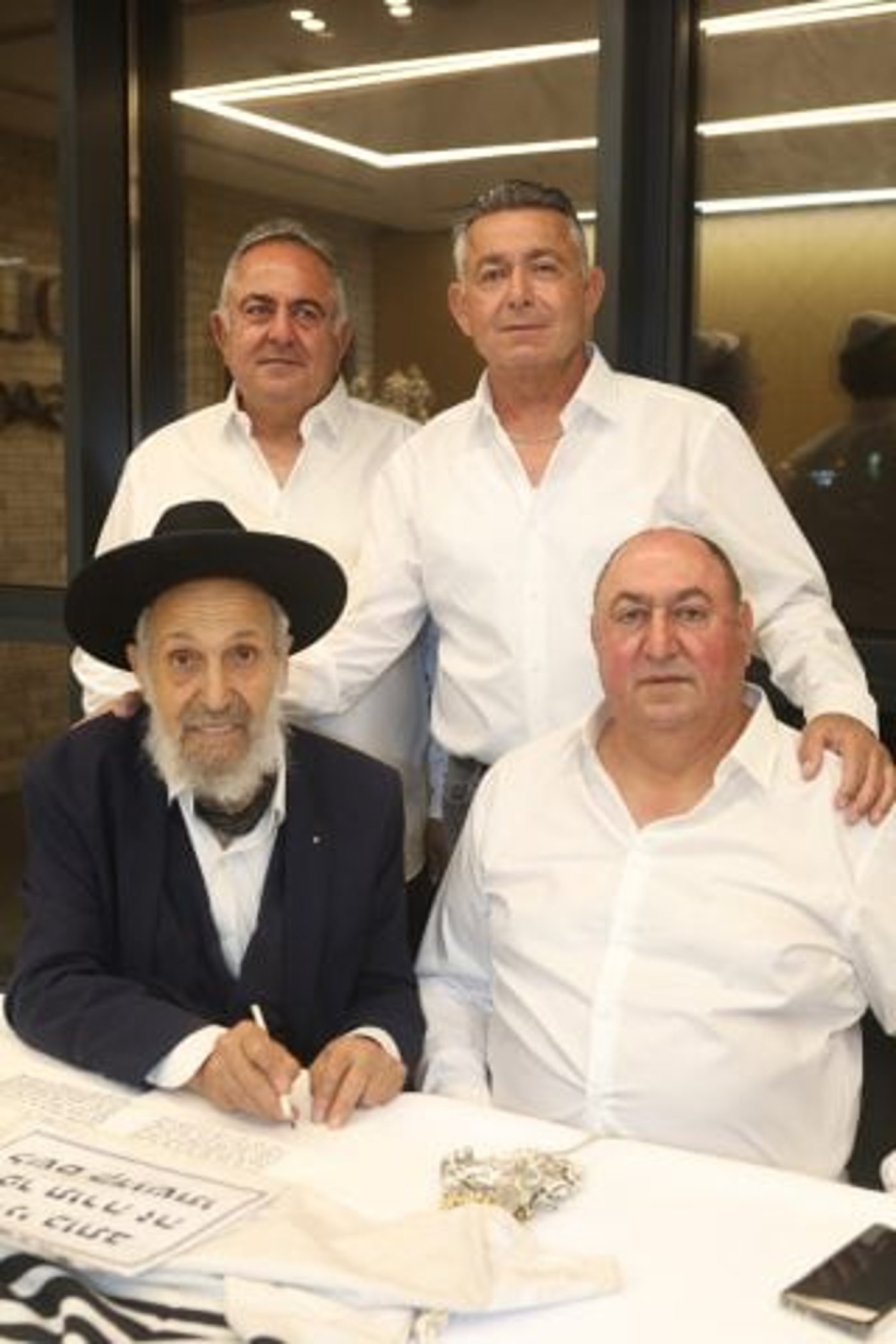מימין יעקב ודוד גולברי, יושבים משה גולברי והרב יחזקאל יחזקאל (צלם: אסף לב)