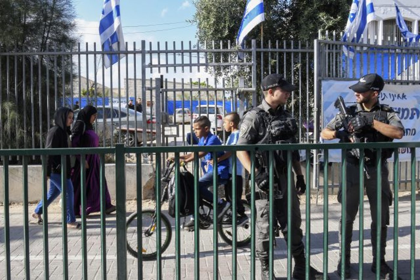 שוטרי מג"ב מאבטחים בכניסה לבית-ספר בעיר