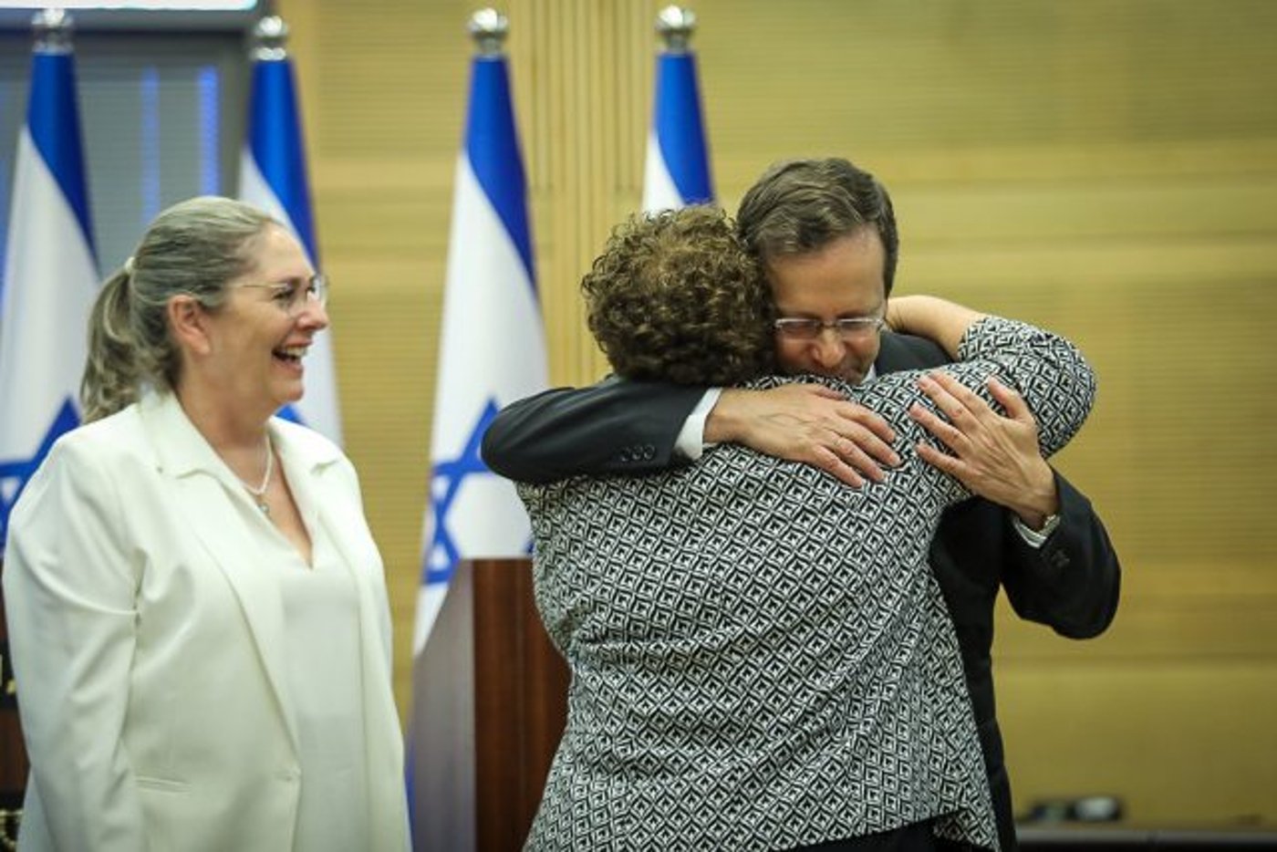 מחובקים לעולם. פרץ והרצוג
