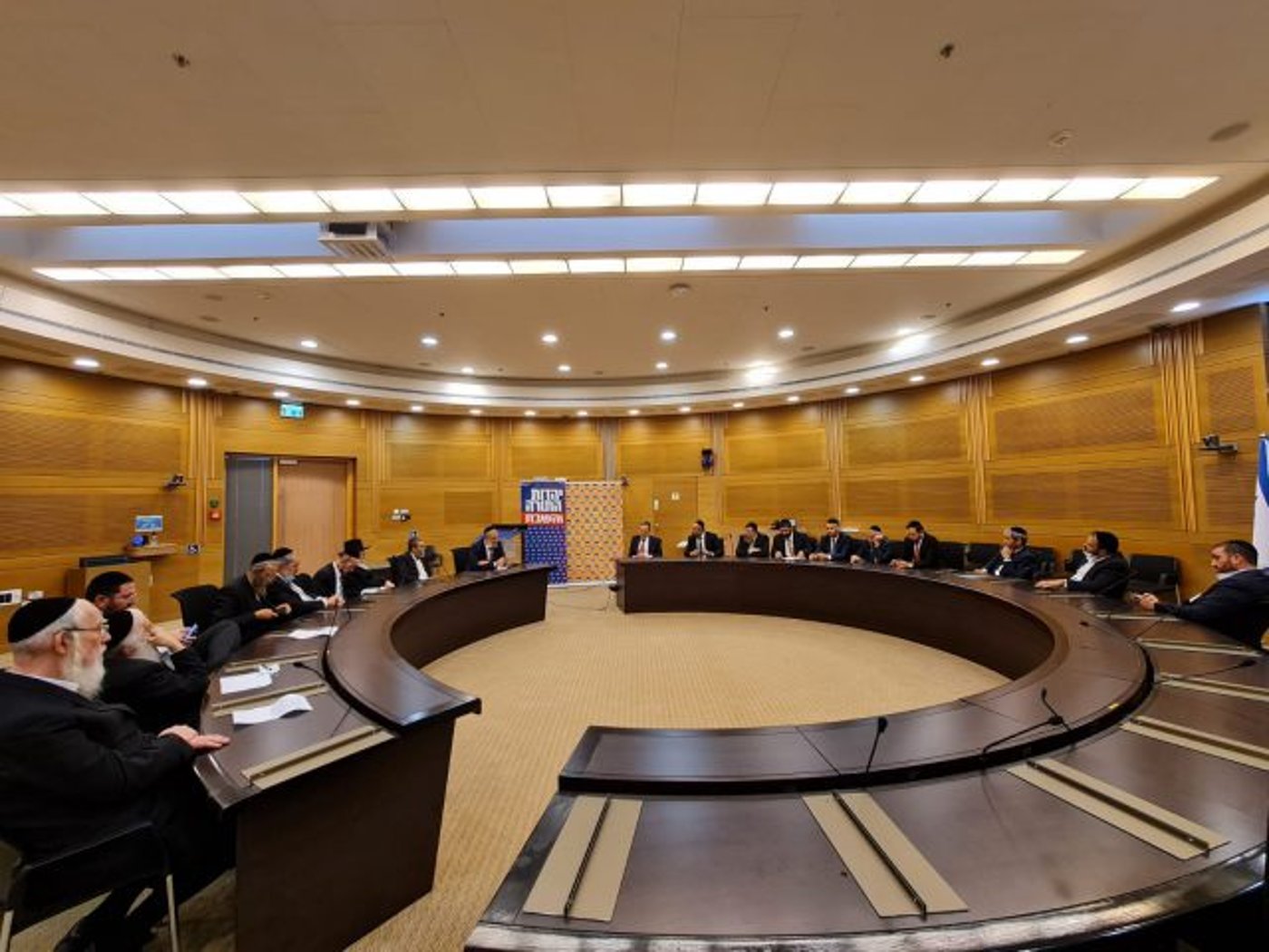בושה: ליצמן קורא לבנט להוריד את הכיפה