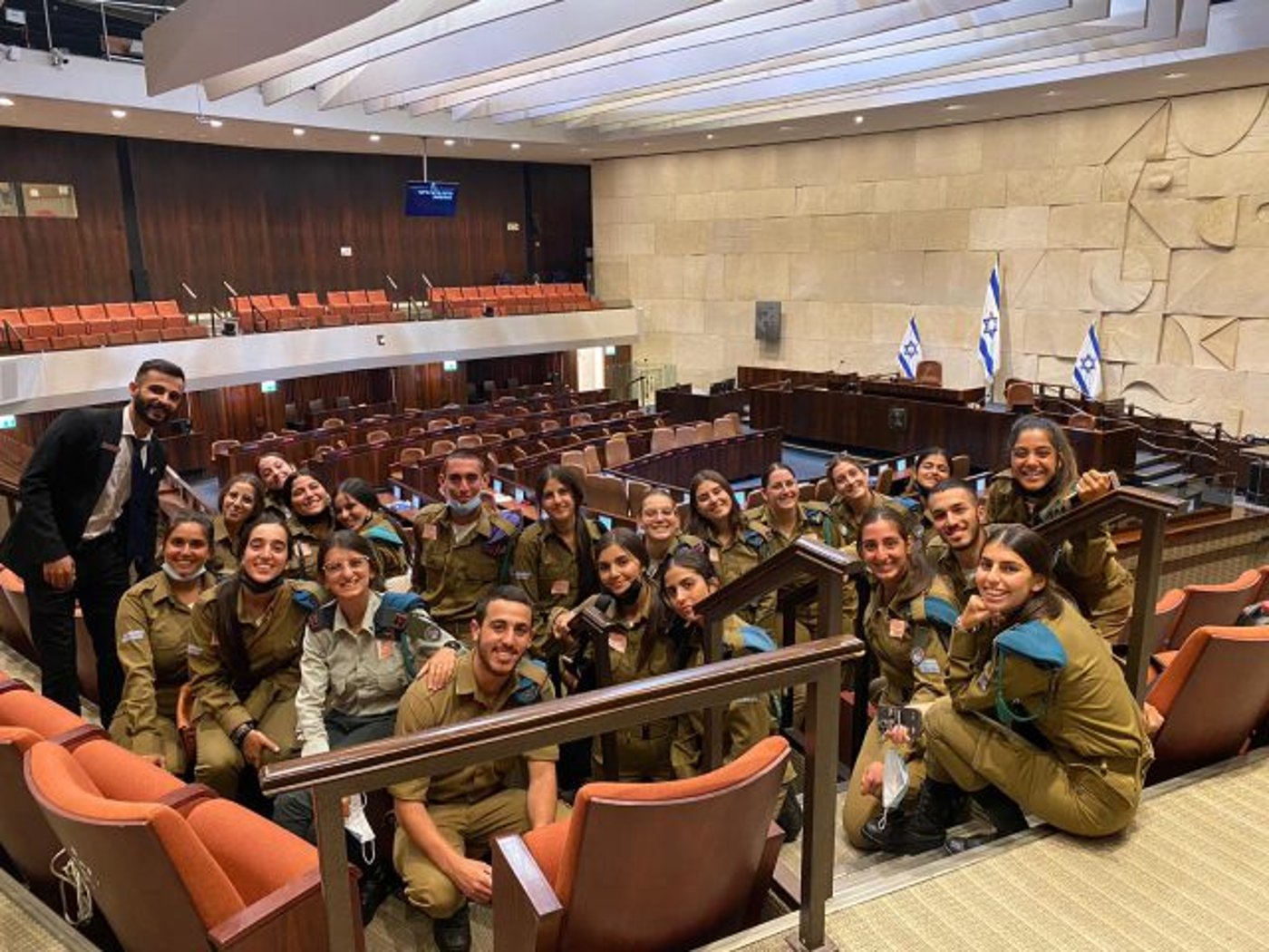 פסנתרנית על מדים: המ"כית מנגנת בכנסת | צפו