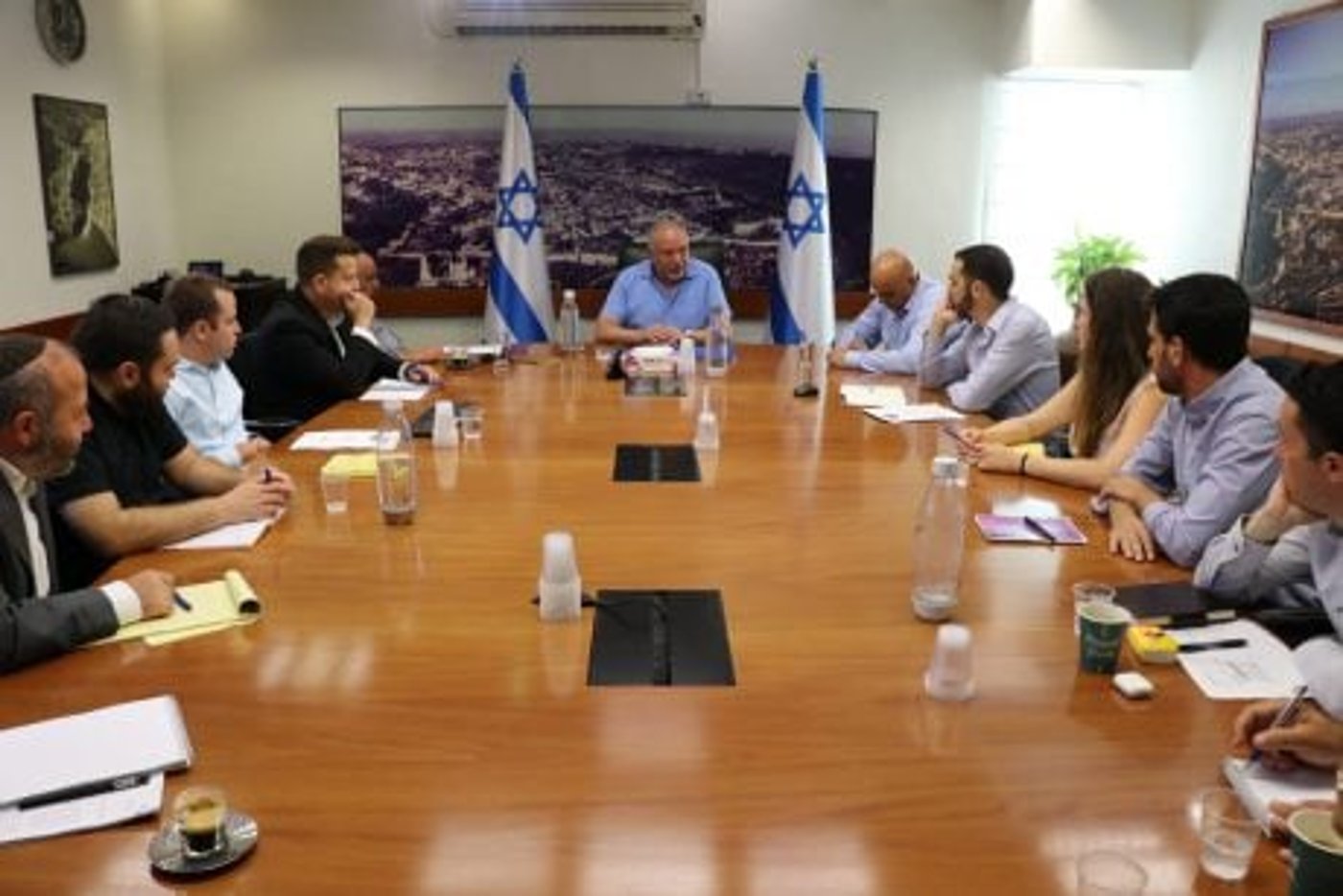 ליברמן: "אני לא סנטה קלאוס שבא לחלק מתנות"