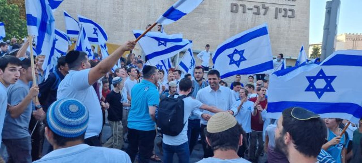 ריקוד דגלים, ארכיון