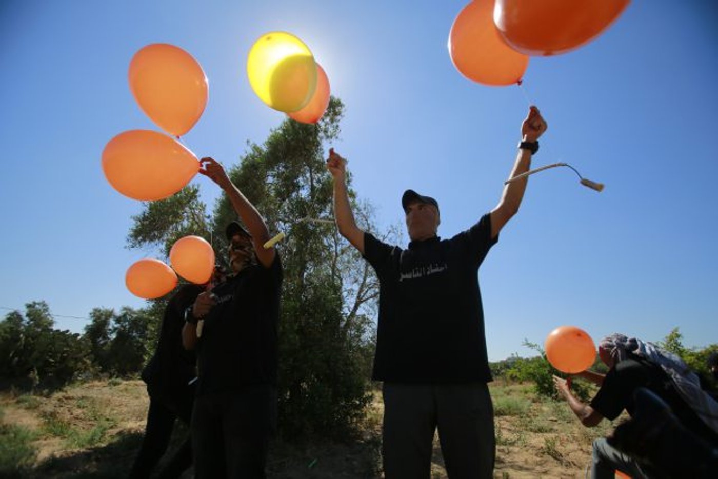 מחבלים מעזה עם בלוני נפץ (מילום: עטיה מוחמד/פלאש 90)