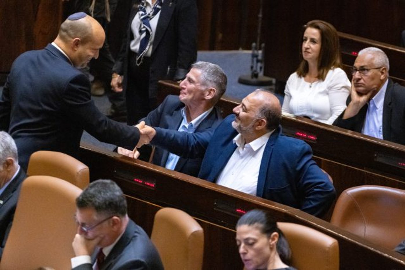 עבאס ובנט לוחצים ידיים במליאה