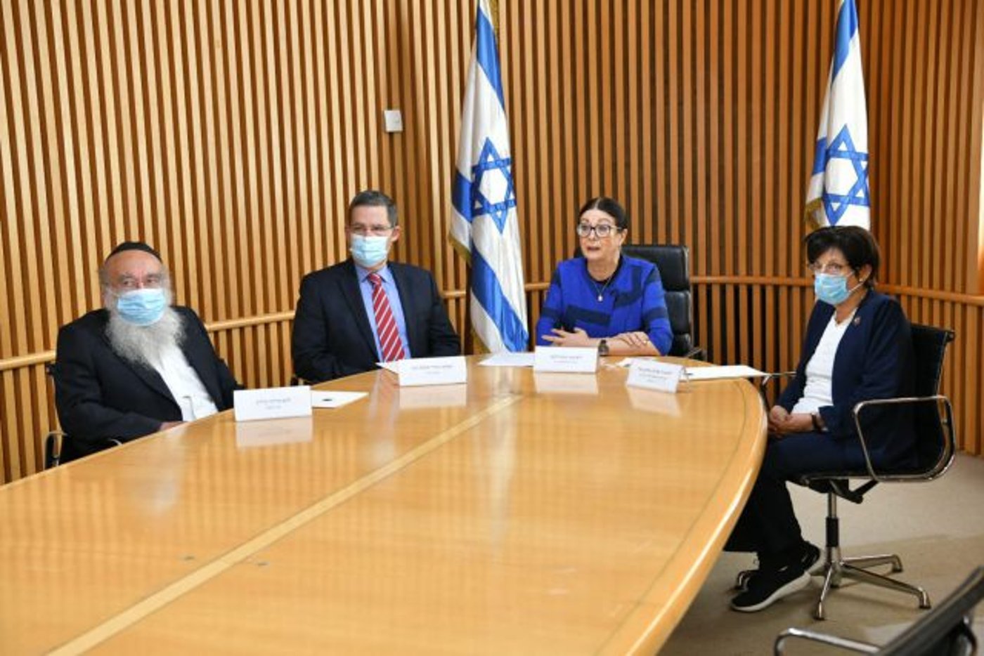חיות עם חברי ועדת נאור (דוברות הרשות השופטת)