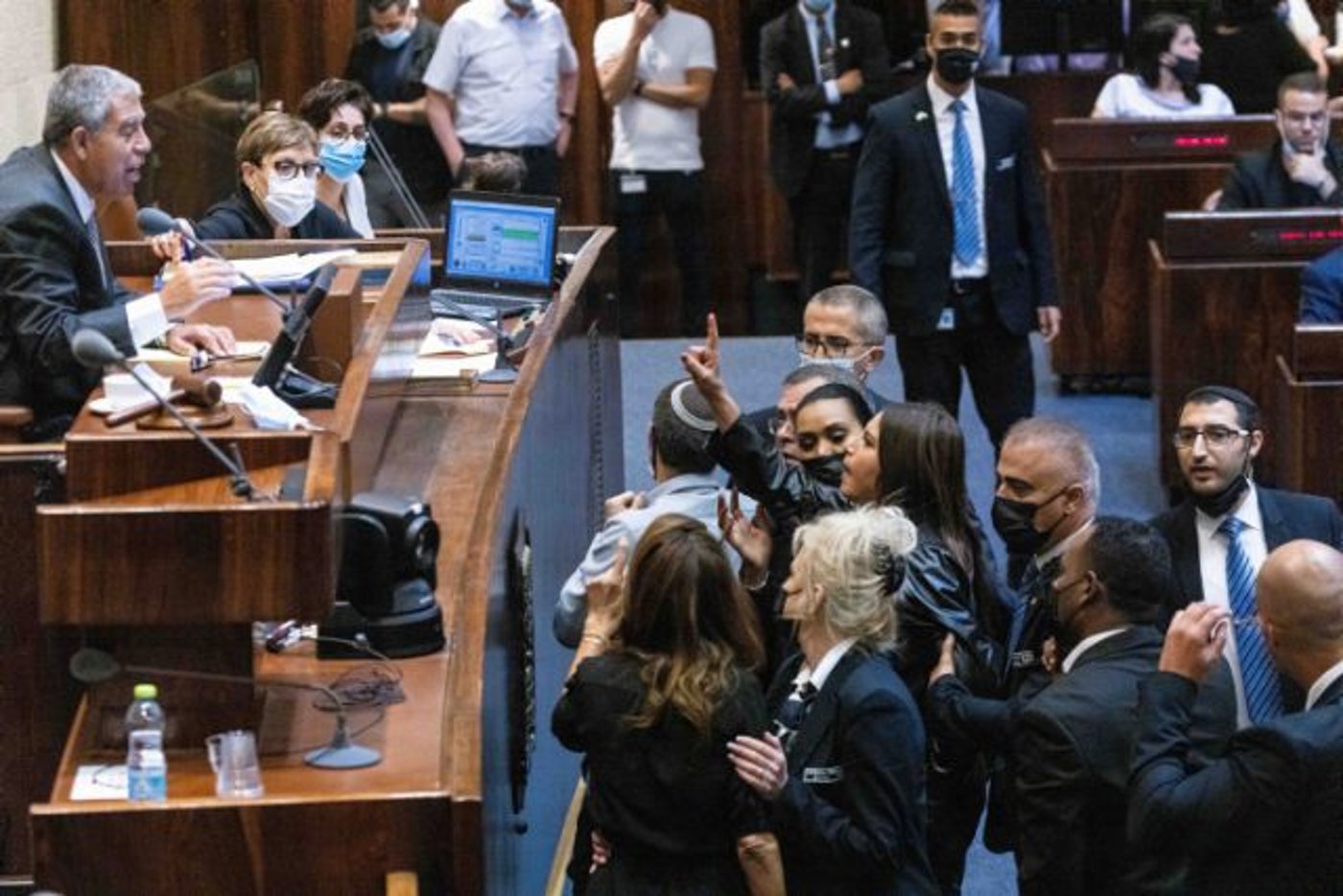 המהומה במהלך ההצבעה על החוק על רקע ההצבעה הכפולה