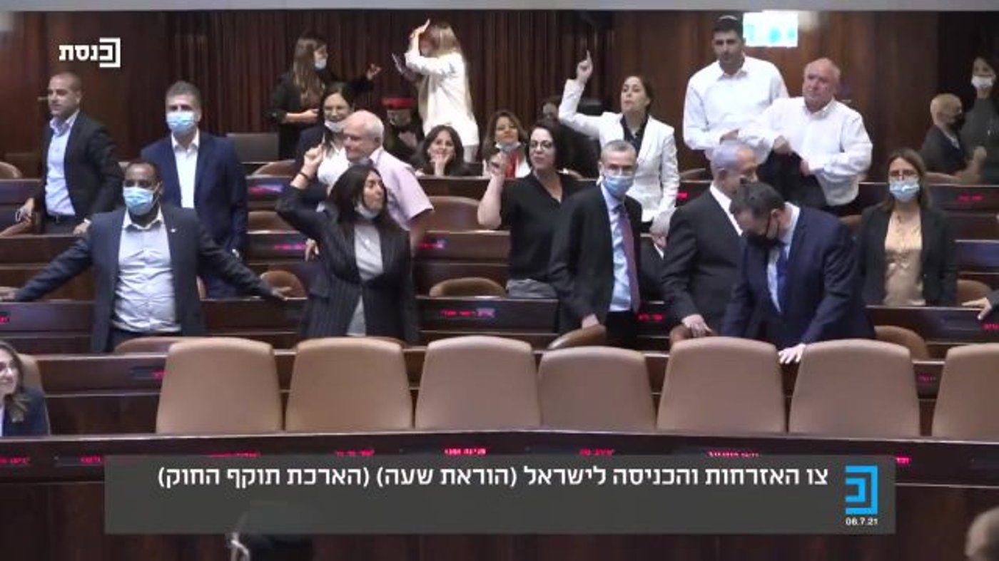 רגעי הפלת חוק האזרחות (צילום מסך מתוך ערוץ 'כנסת')