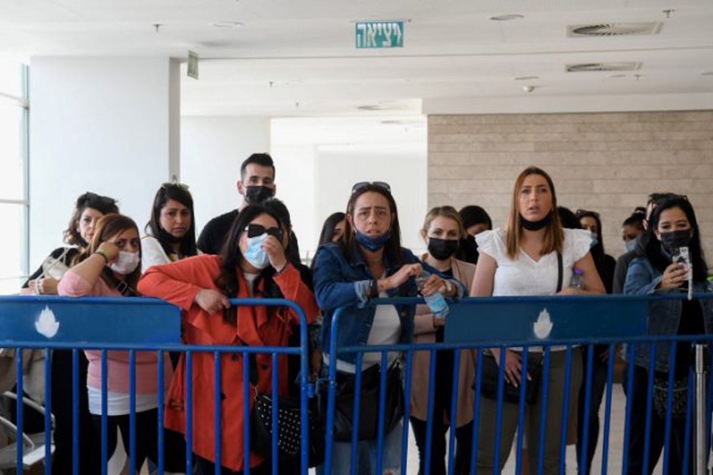 הורי הפעוטות שנפגעו מפגינים בפתח האולם