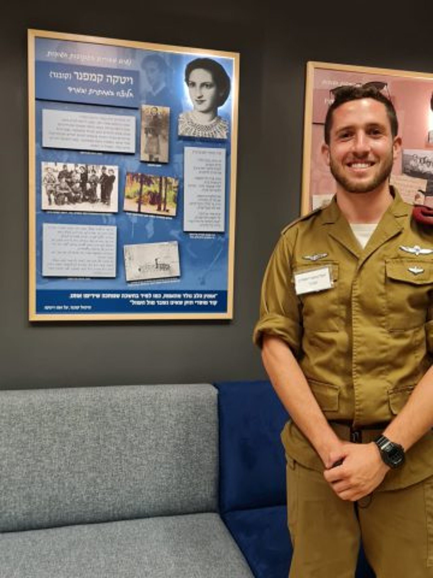 נכדו של אבא קובנר, מהמשתתפים באירוע, לצד התערוכה בבית העדות בה סתבו מופיעה