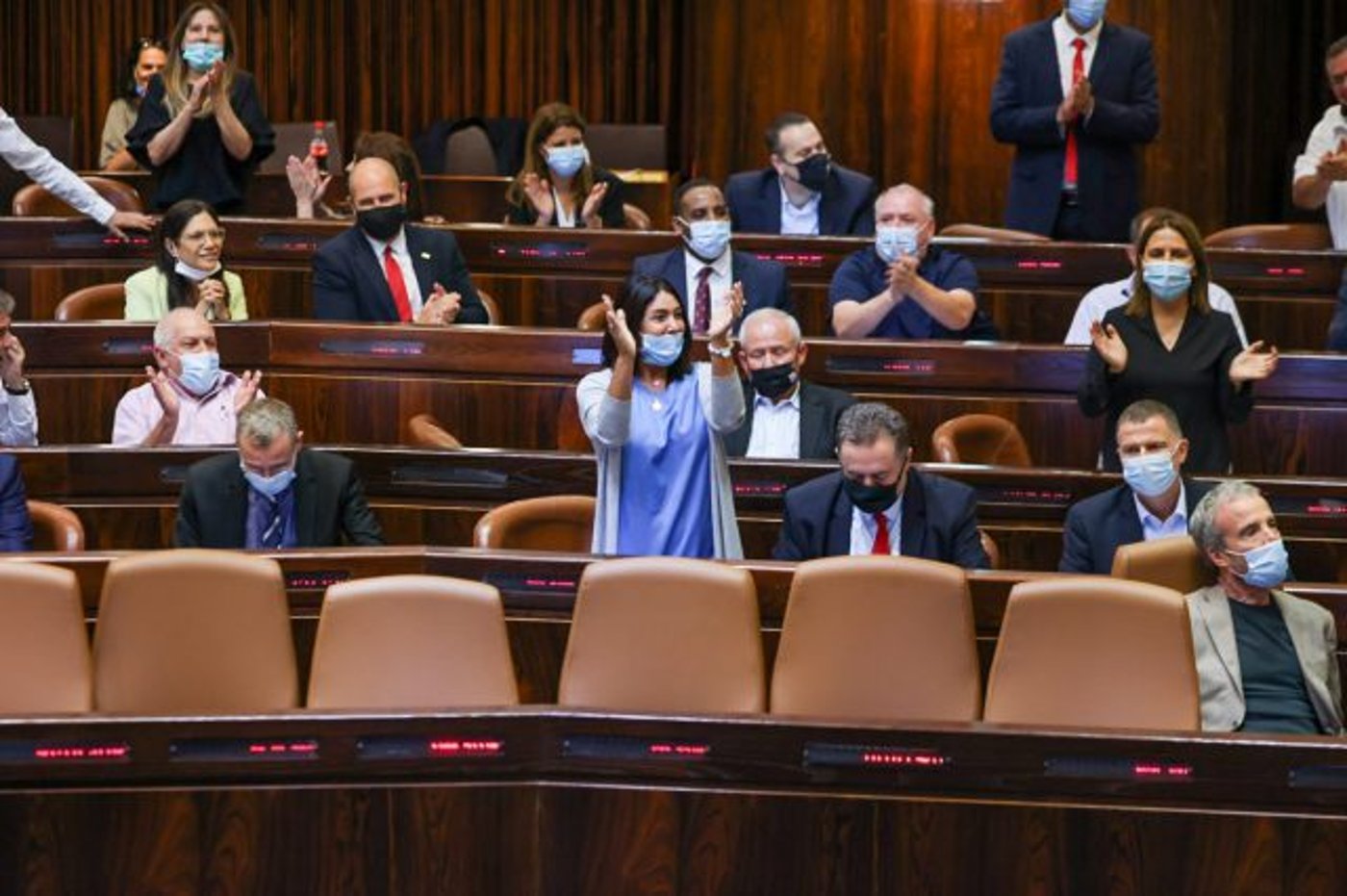 דרמה בכנסת: מיקי לוי הצביע נגד; חוק הדיינים נפל