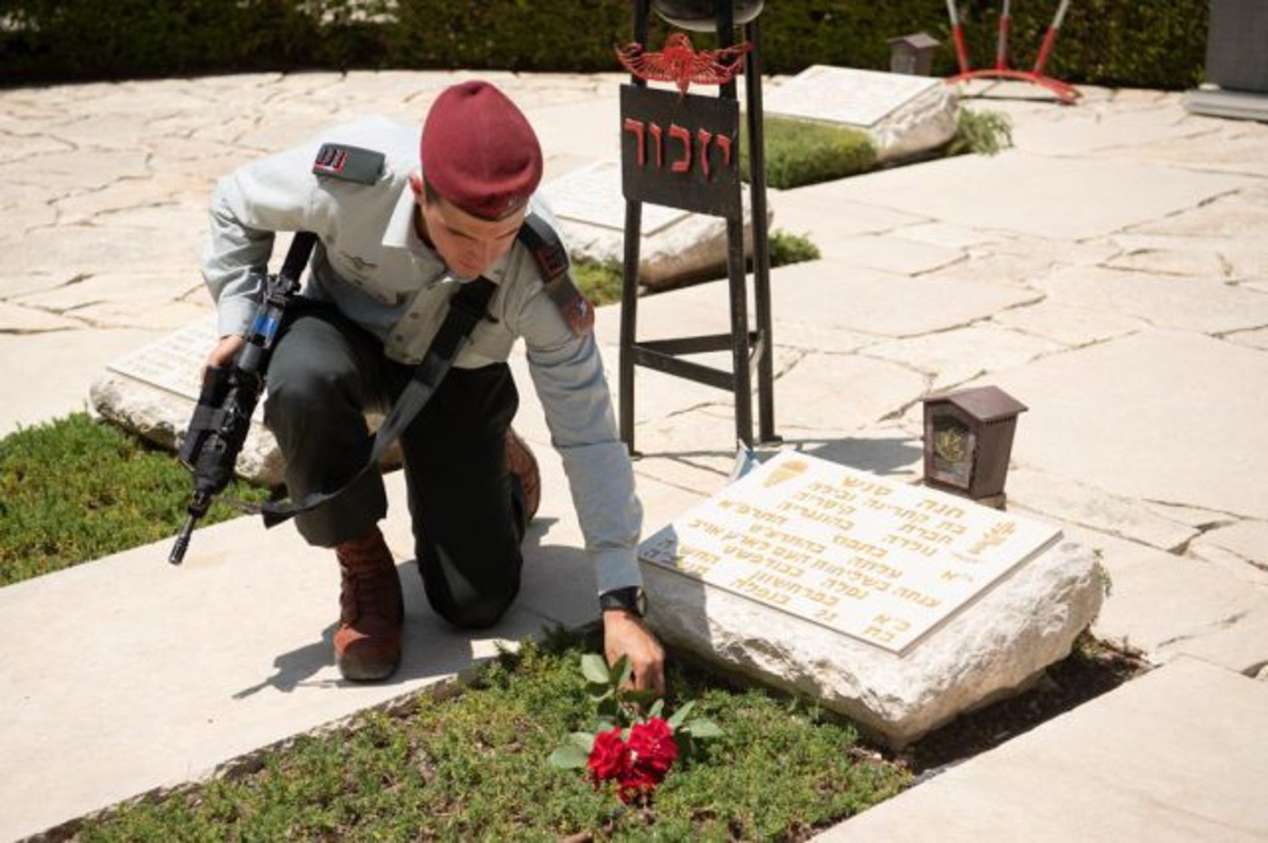 הדלקת נר זיכרון על מצבתה של חנה סנש הי"ד בהר הרצל (דו"צ)