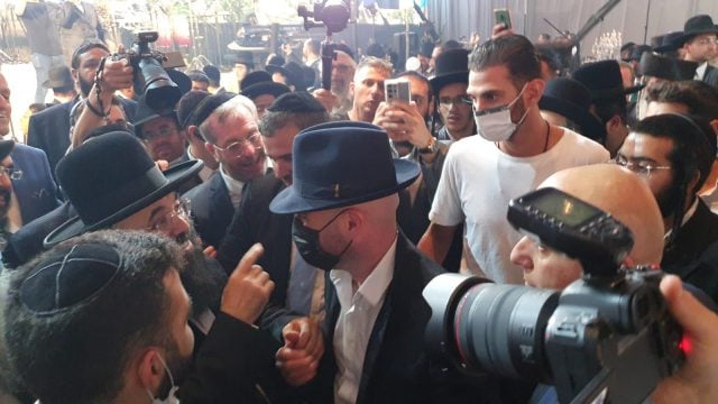 למה עומר אדם התחפש לחרדי?