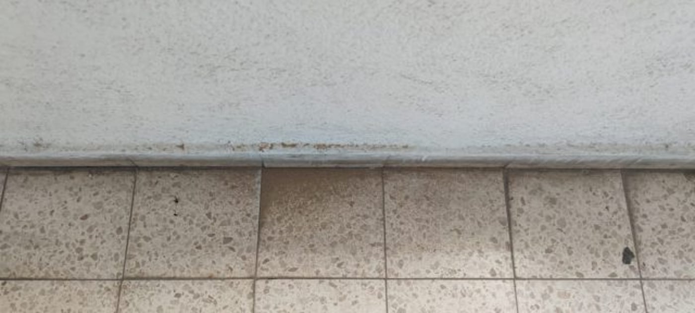 שקעים ברצפה שנוצרו בעקבות הפגיעה