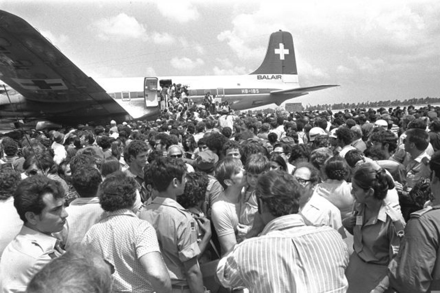 שבויי מלחמת יום כיפור חוזרים במטוס של הצלב האדום (סער יעקב, לע"ם)