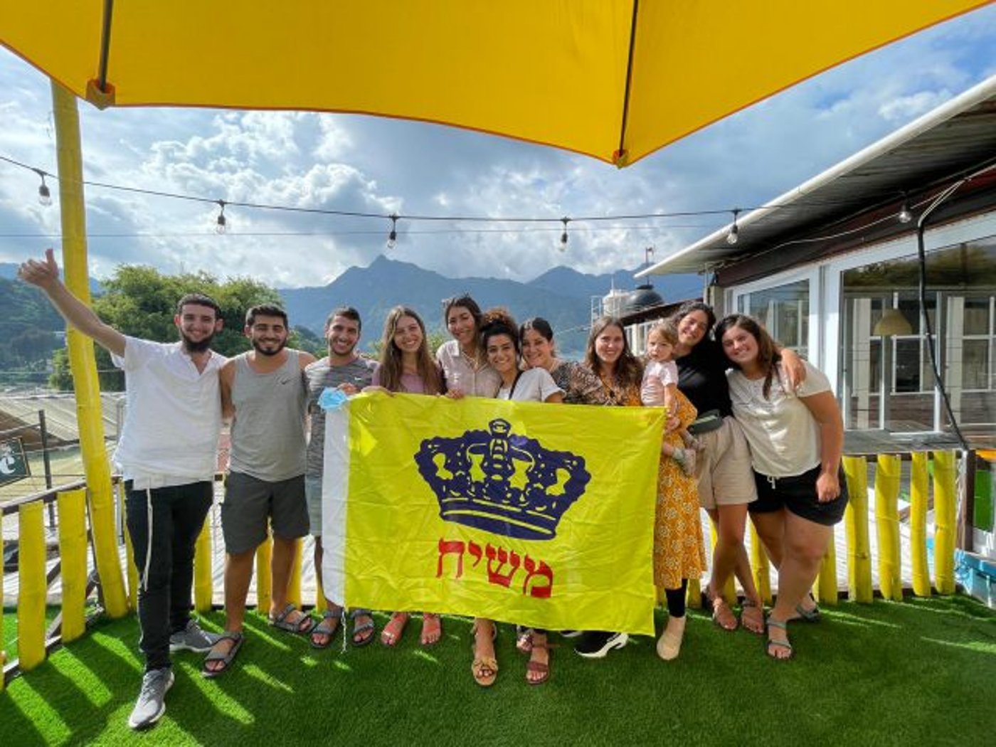תמר דרורי עם החברים ושליח חב"ד בבית חב"ד סן פדרו, גואטמלה