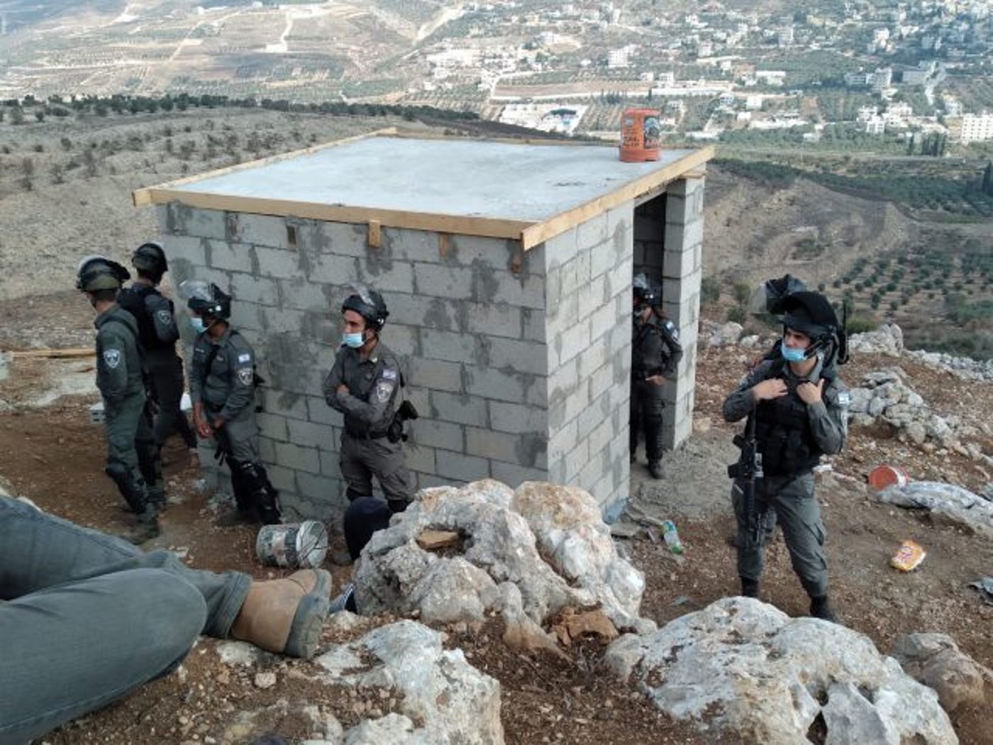 צפו: שוטר מכה מתנחל בפינוי אלים ביצהר