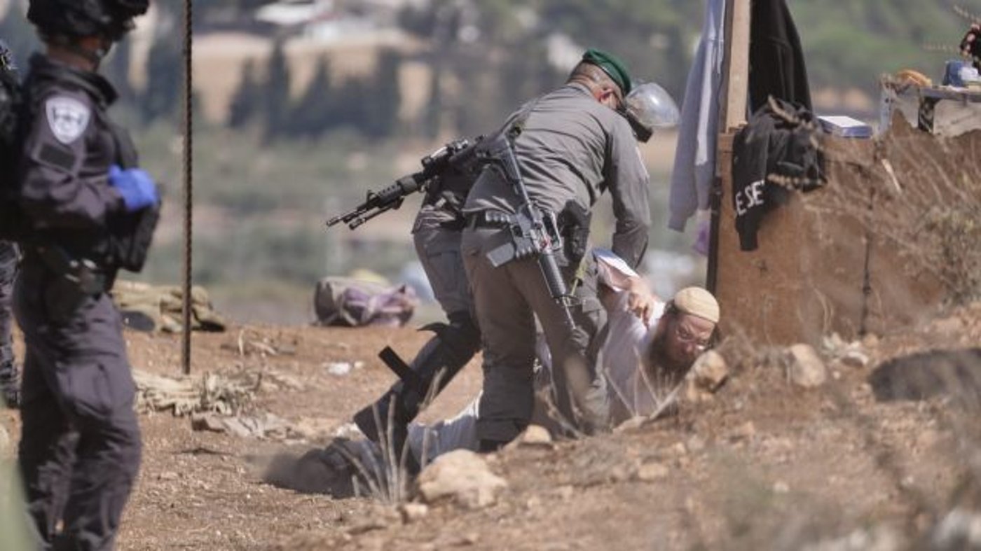 צפו: שוטר מכה מתנחל בפינוי אלים ביצהר