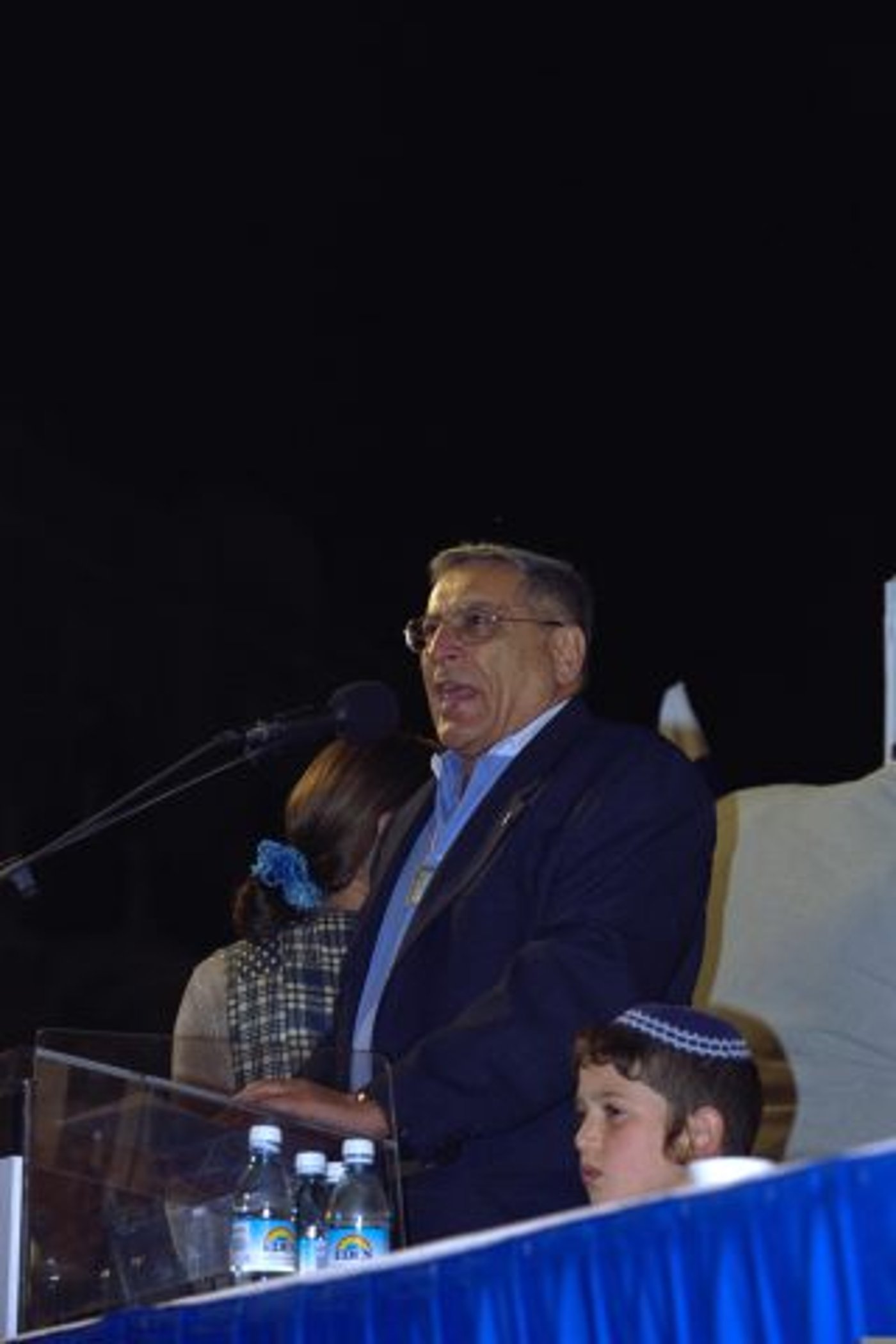 גנדי בהפגנה נגד מדיניות הממשלה באינתיפאדה השנייה (עמוס בן גרשום, לע"ם)