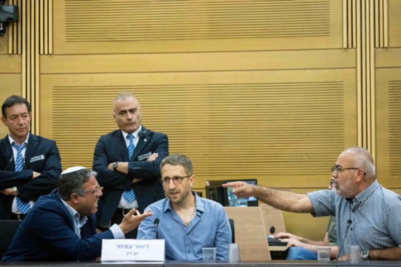 מהומה במליאה; טיבי לבן גביר: אל תתחצף, שב בשקט