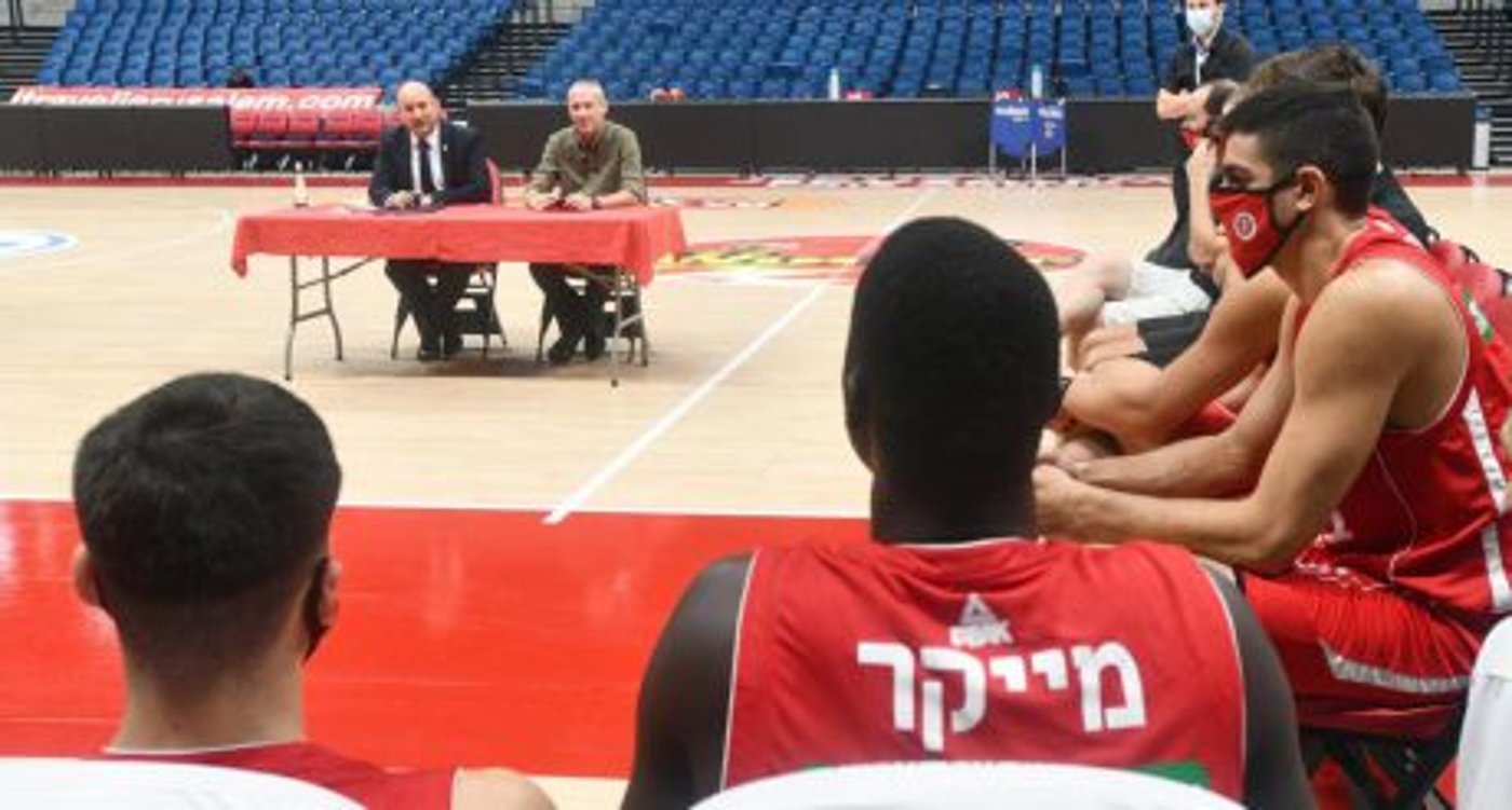 צפו: כשבנט הרים לבנט לאליופ בארנה