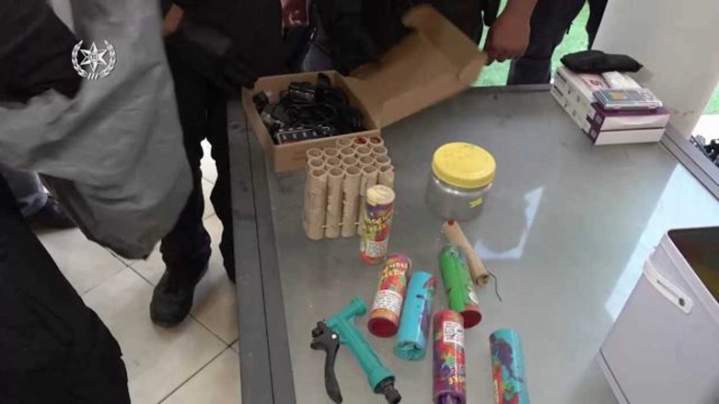 זיקוקים שאותרו בתוך בית ברהט, ארכיון