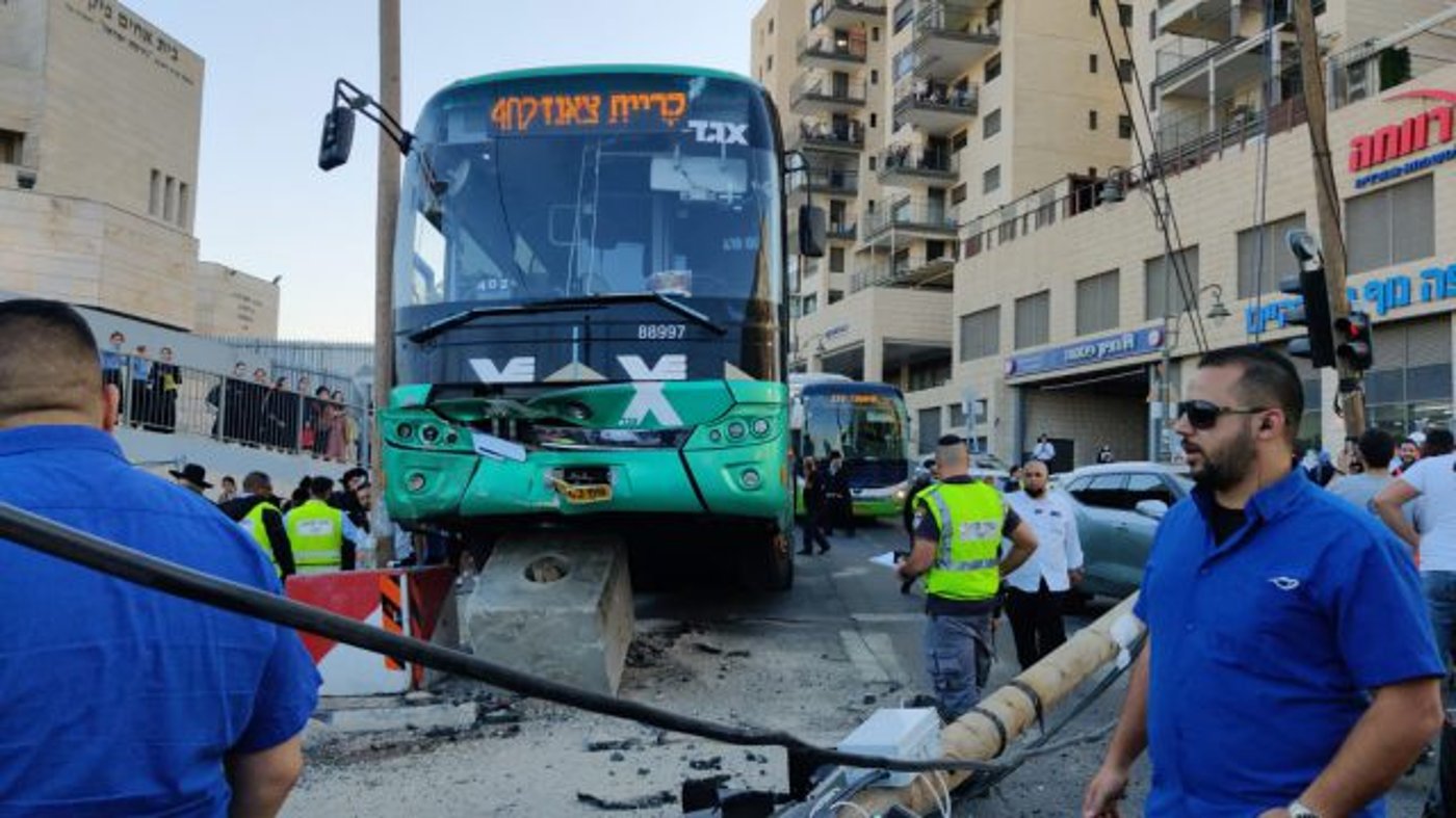 קשה לצפיה: אוטובוס מתנגש בקבוצת נערות בי-ם
