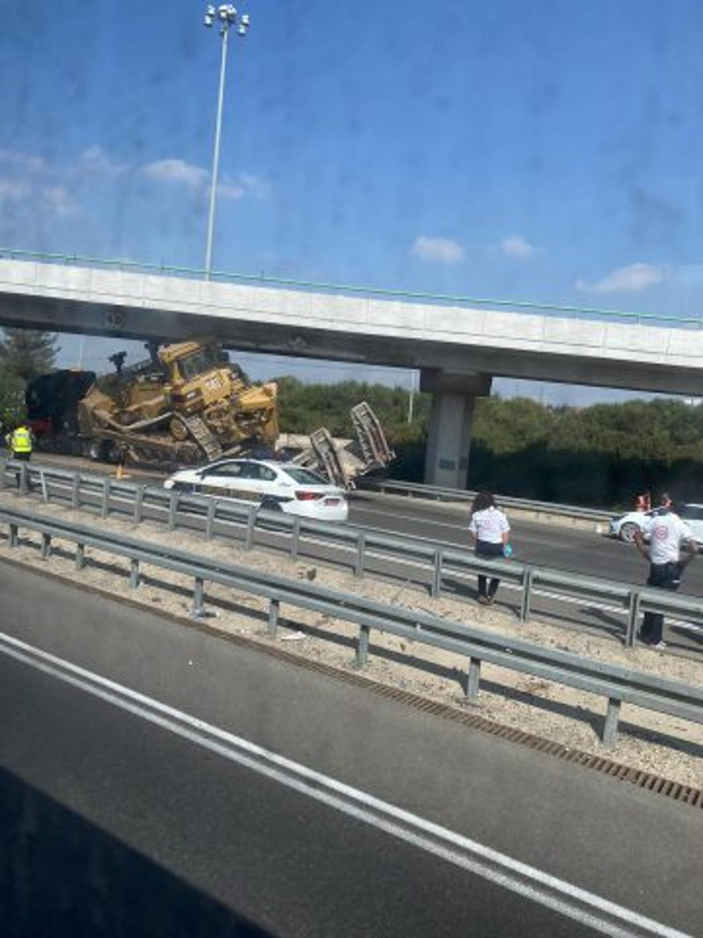 המשאית הפוכה בצד, שוטרים מכוונים את התנועה