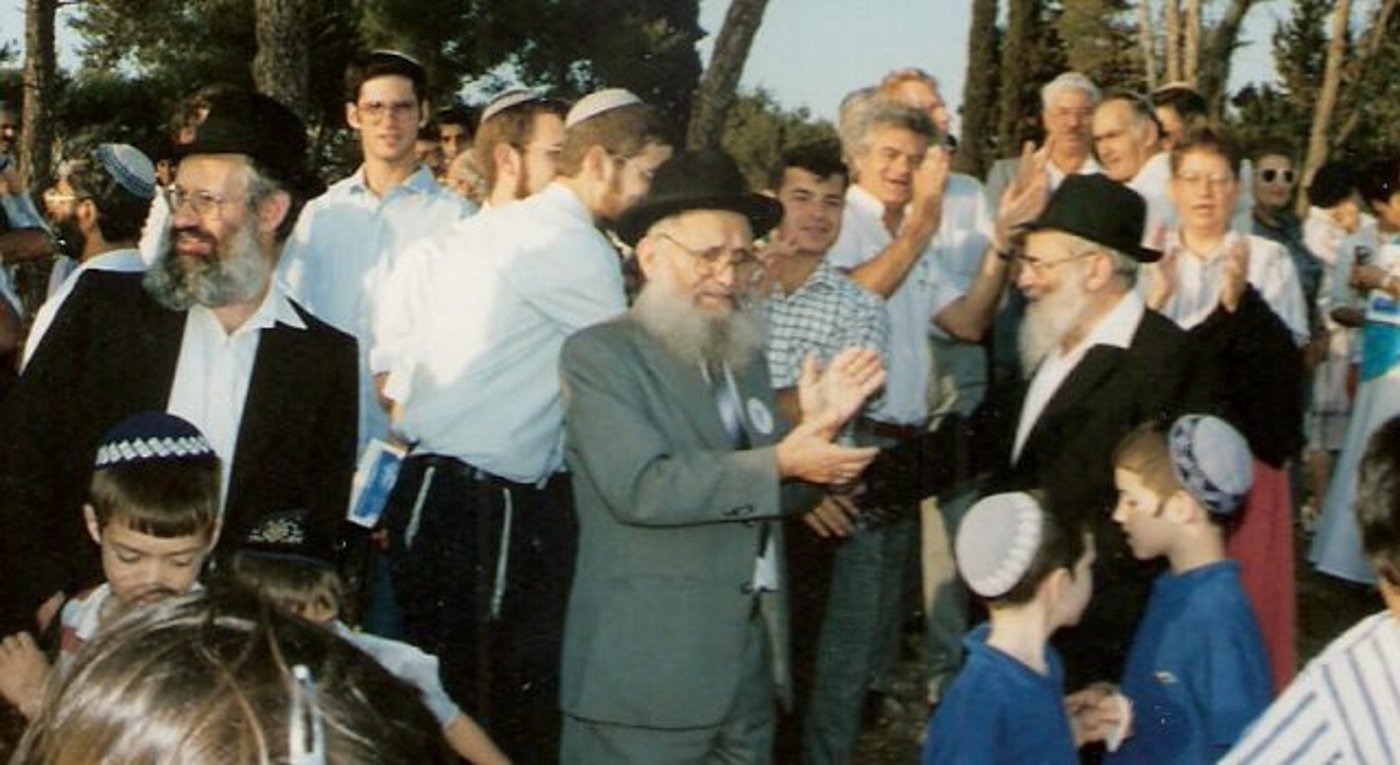 זוכר את ידו החמה והמנחמת של הרב נריה