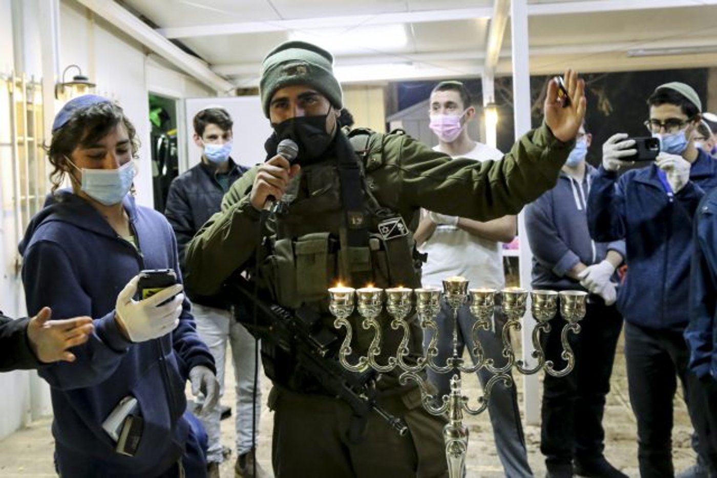 לוחמים מדליקים נרות חנוכה בגוש עציון (גרשון אלינסון/פלאש90)